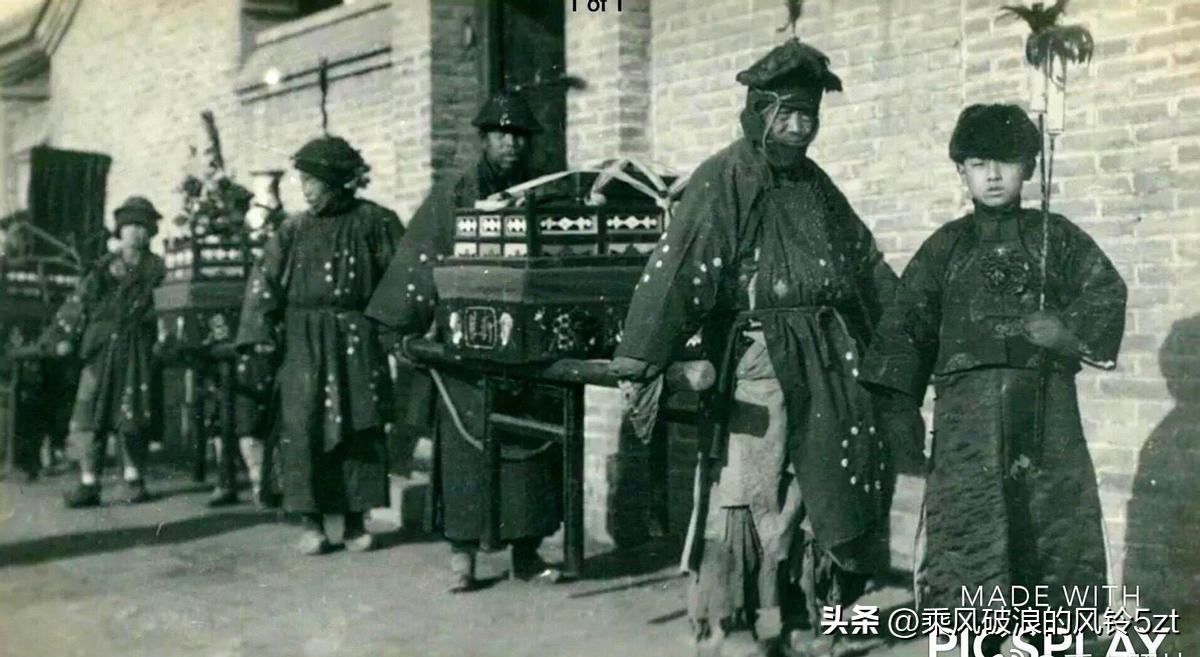 高清老照片：旗人格格大腿岔开豪放洗衣，地主三妻四妾不输女明星