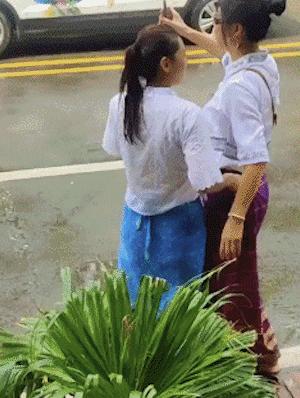 趁着泼水节公然对女生进行骚扰！向女生私密部位喷水还撕扯衣服