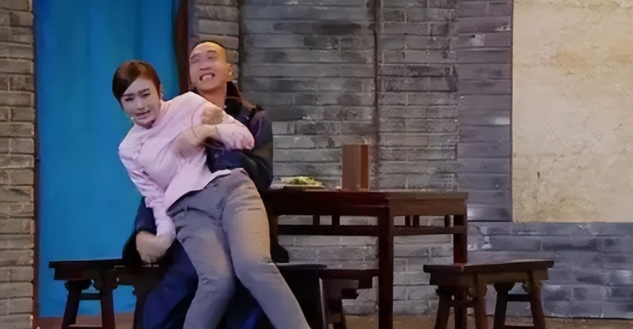 借拍戏之名，袭胸、摸腿、扯内衣，这些“咸猪手”，该管管了