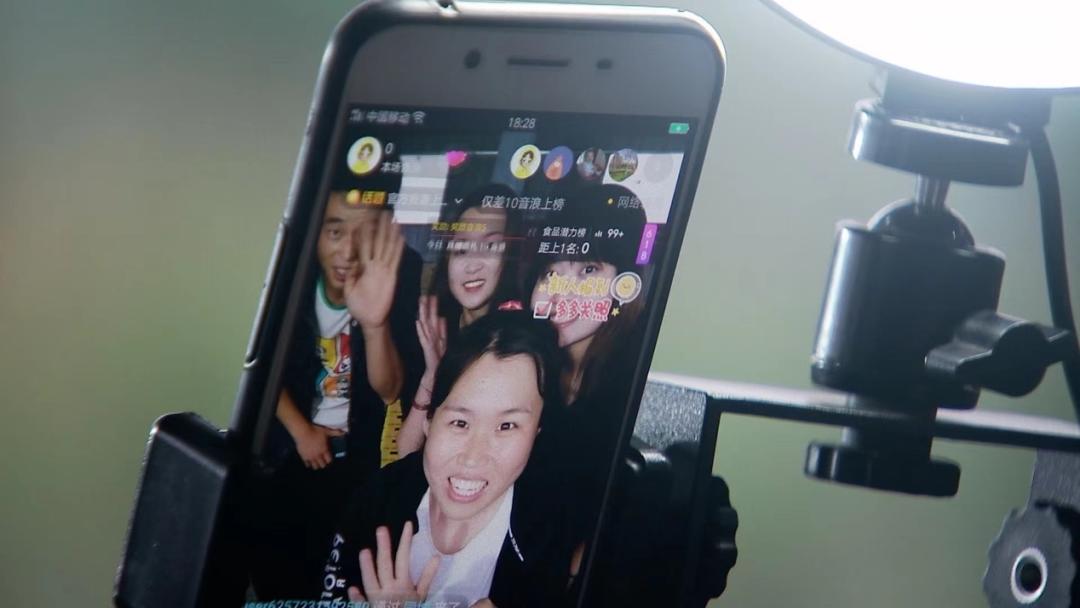 拿起锄头能种地，举起手机能赚钱，他们是怎么做到的？