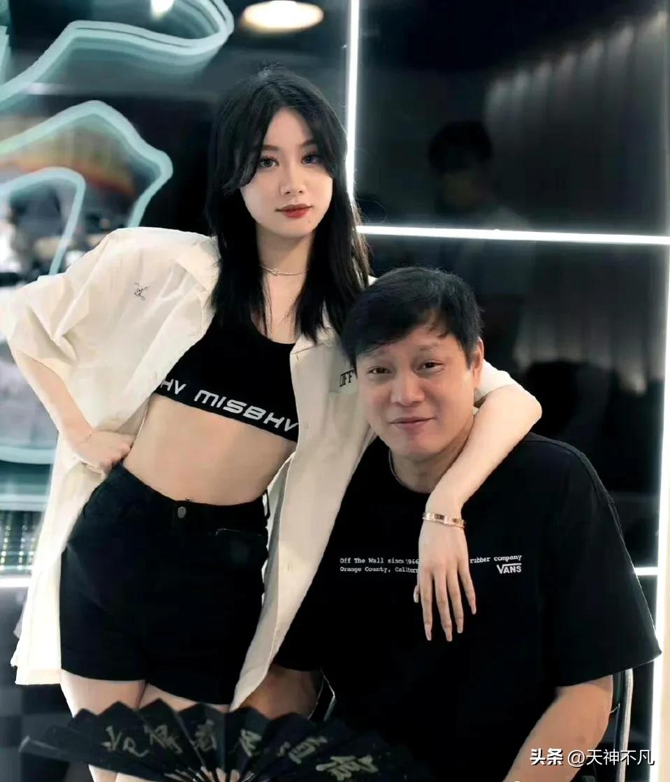 范志毅女儿海边游泳装,范志毅女儿露脐装秀