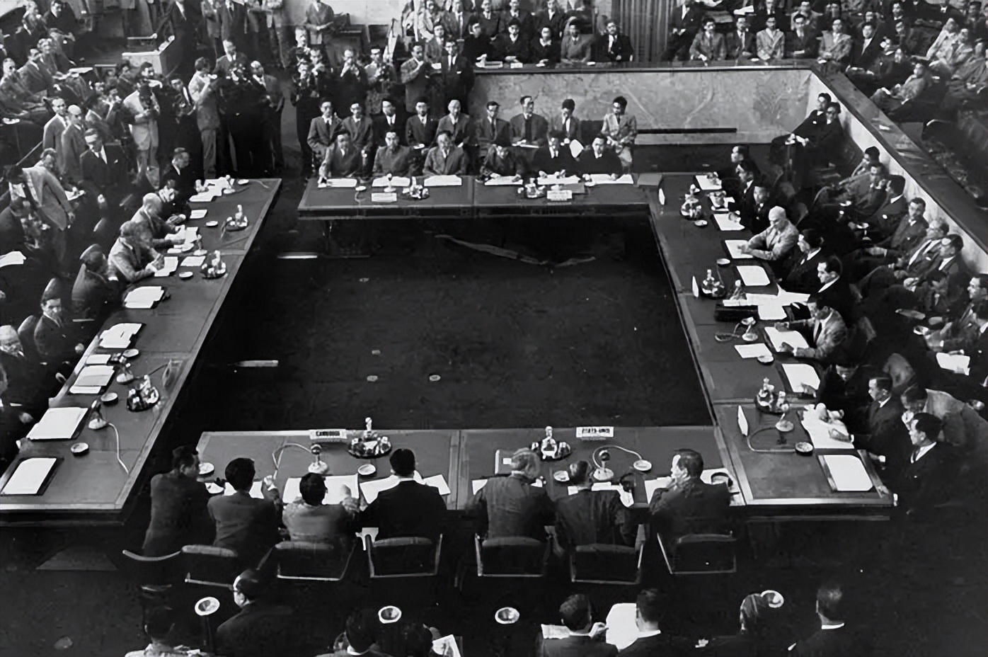 1954年出使日内瓦,周恩来用茅台酒宴请卓别林,请苏联外长吃豆包