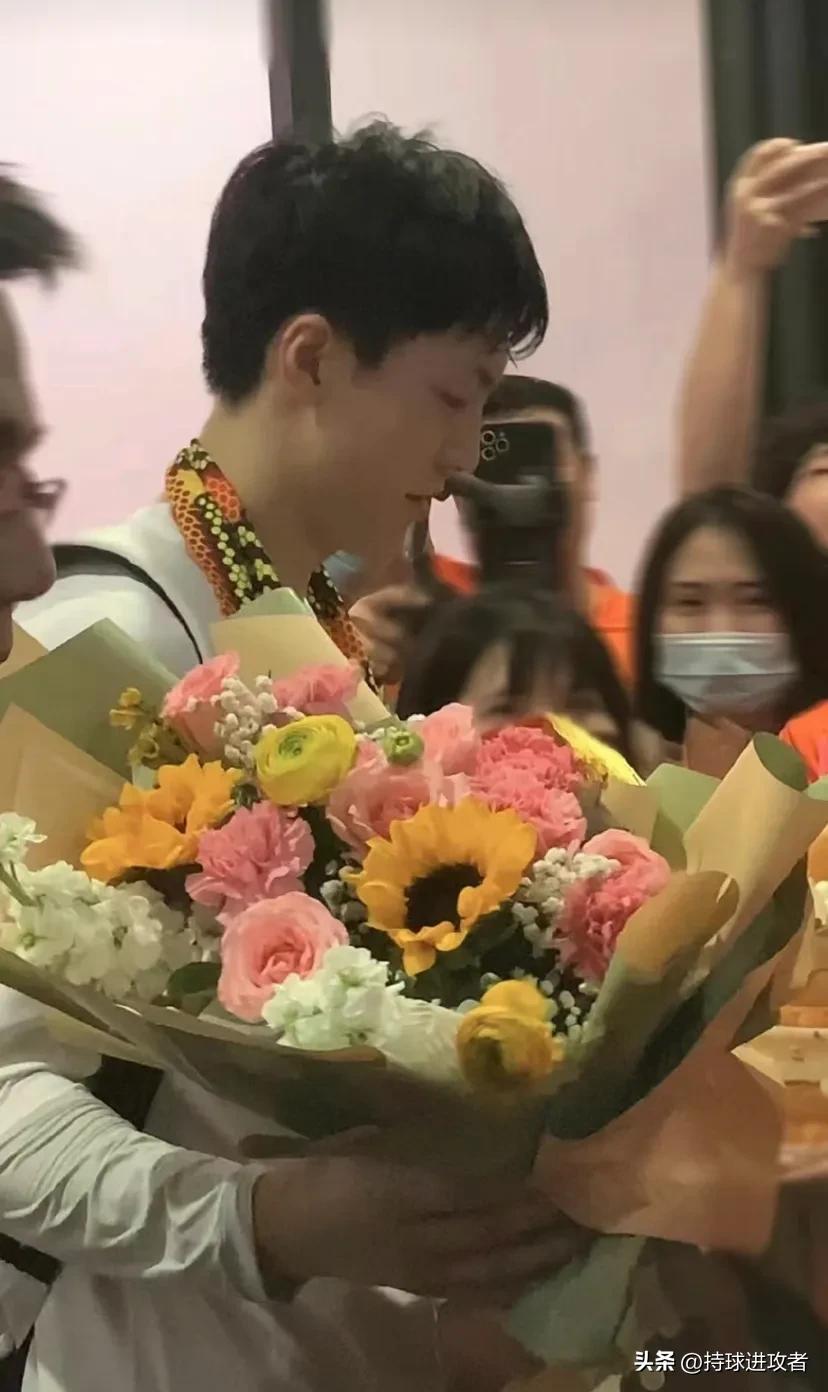 胡明轩25岁生日排面！广东男篮官方送祝福，在CBA挣扎中证明自己