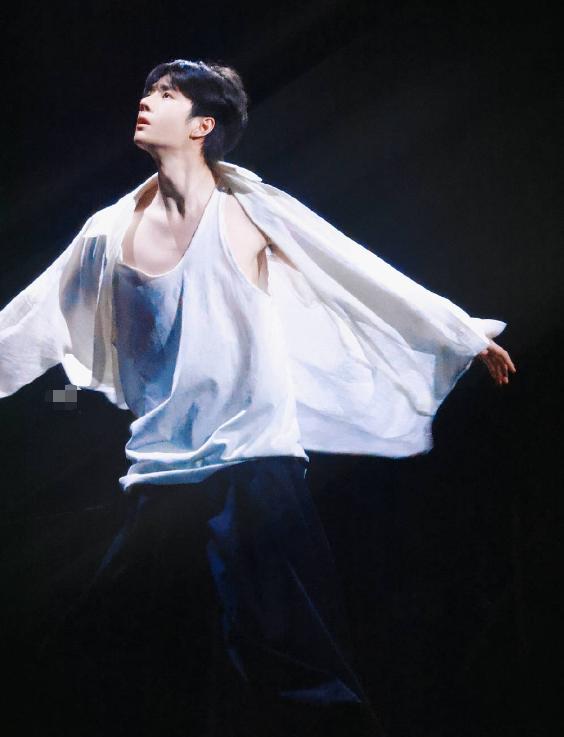 杨紫关晓彤跨年晚会造型,关晓彤2017年湖南跨年演唱会