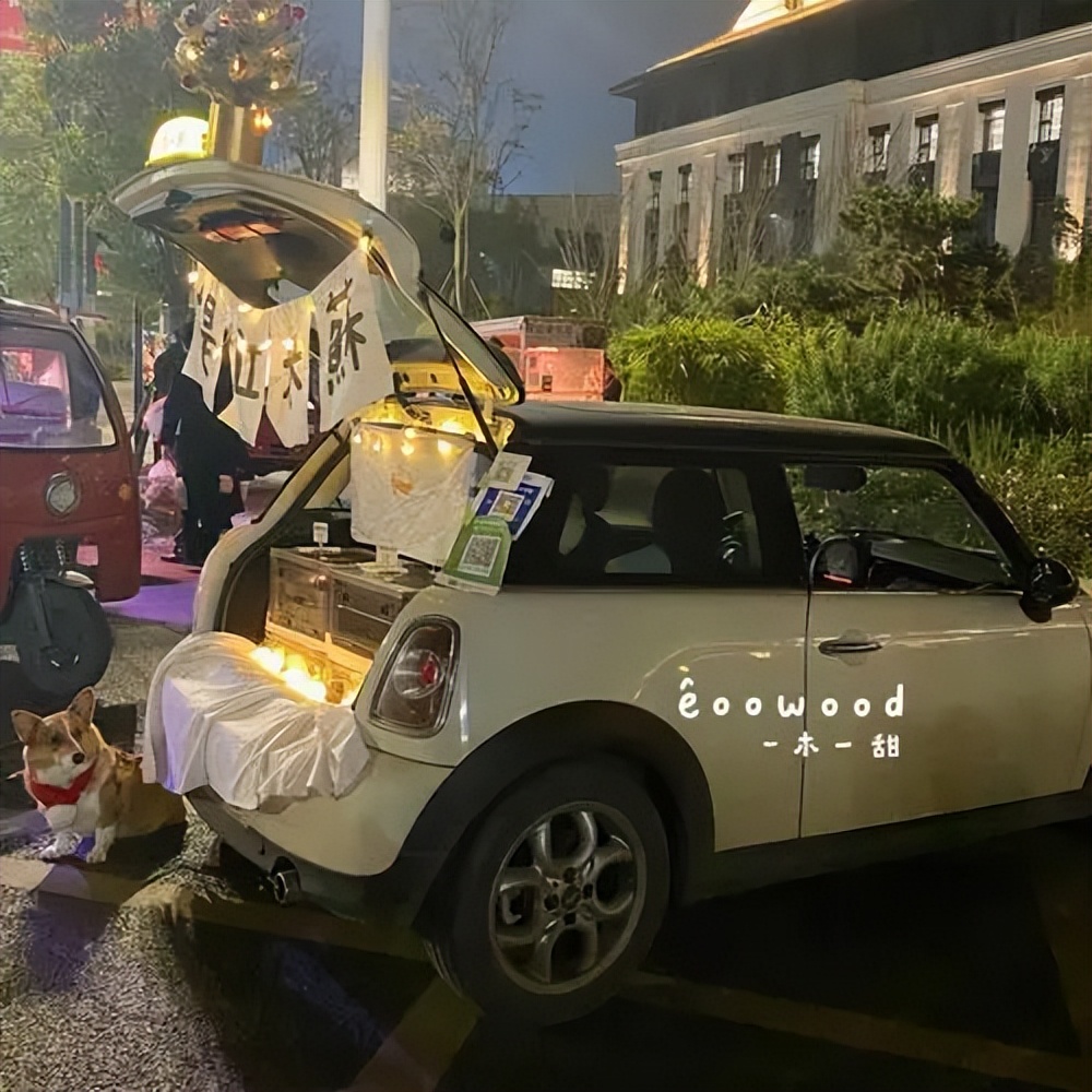 “后备箱经济”火了!90后宝妈摆摊卖泡面,一晚上卖出百碗