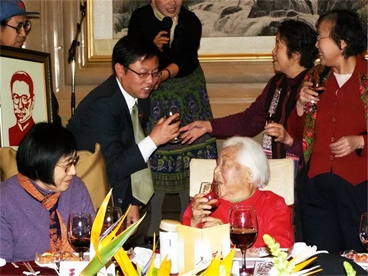 71年周总理让高岗妻子在图书馆工作，毛主席不同意：必须到教育部