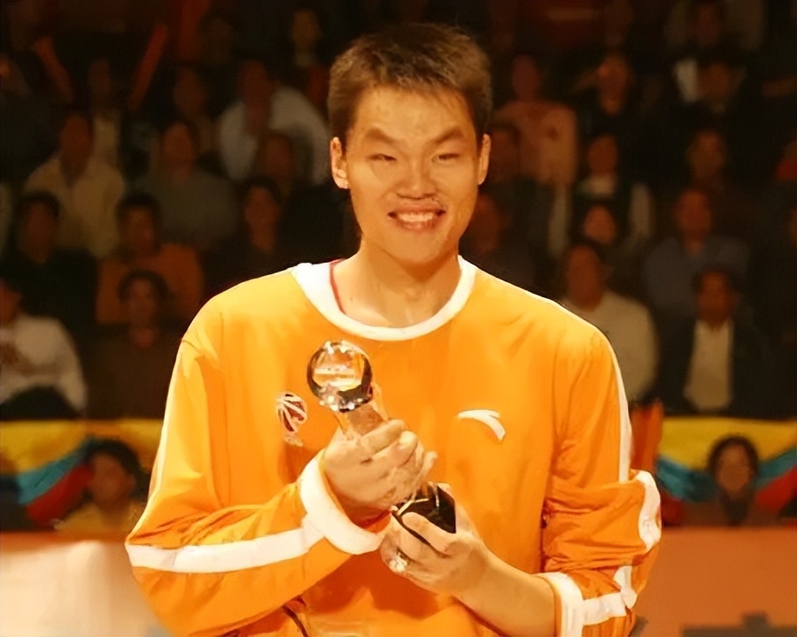 朱芳雨给老万颁发总冠军戒指,cba朱芳雨总决赛