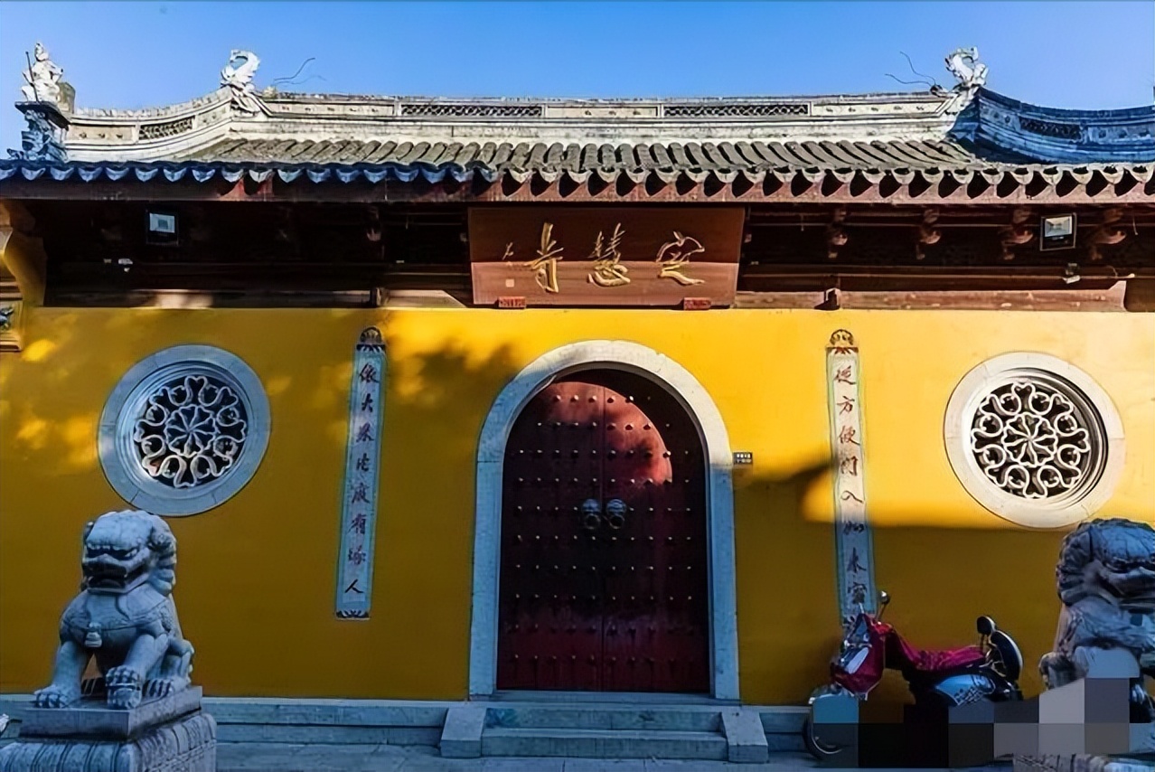 “黑丝师太”释智定：白天当住持，晚上开豪车住4000万别墅养男人