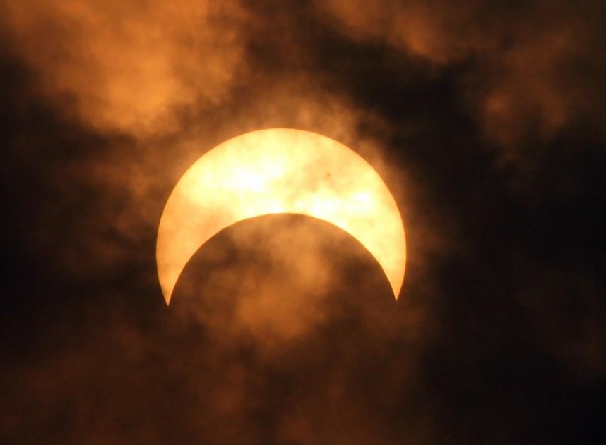 为什么会出现日食和月食现象,日食是被月亮吃了还是被太阳吃了