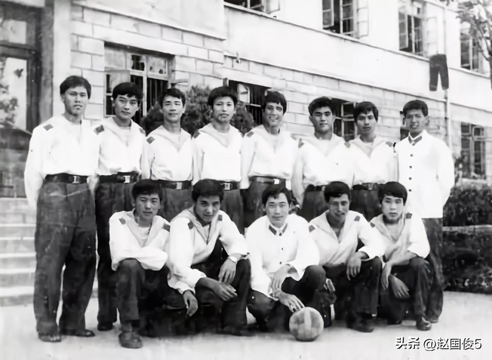 一个爱足球的男生,一个爱踢球的人