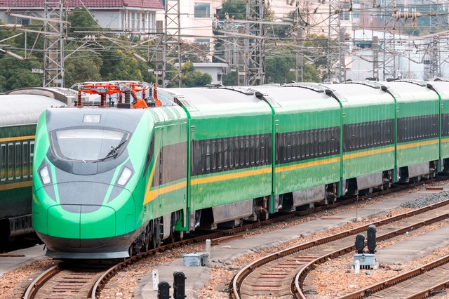 全国第一列绿巨人动车,复兴号绿巨人动车时速