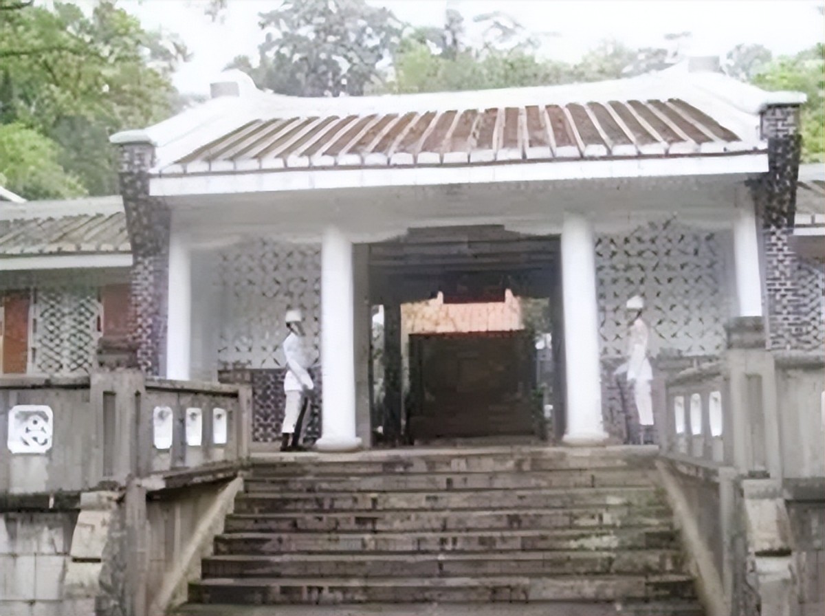 蒋介石的陵墓有多惨？子孙哭着要给他迁葬