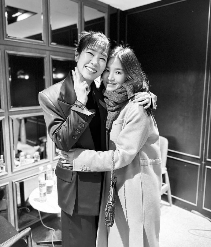 42岁宋慧乔大变样！最新照片认不出，变成单眼皮，眉毛粗笑容勉强