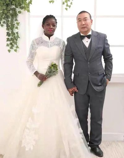 非洲19岁女孩远嫁河南48岁离异农民，生俩混血儿：在中国我很享福