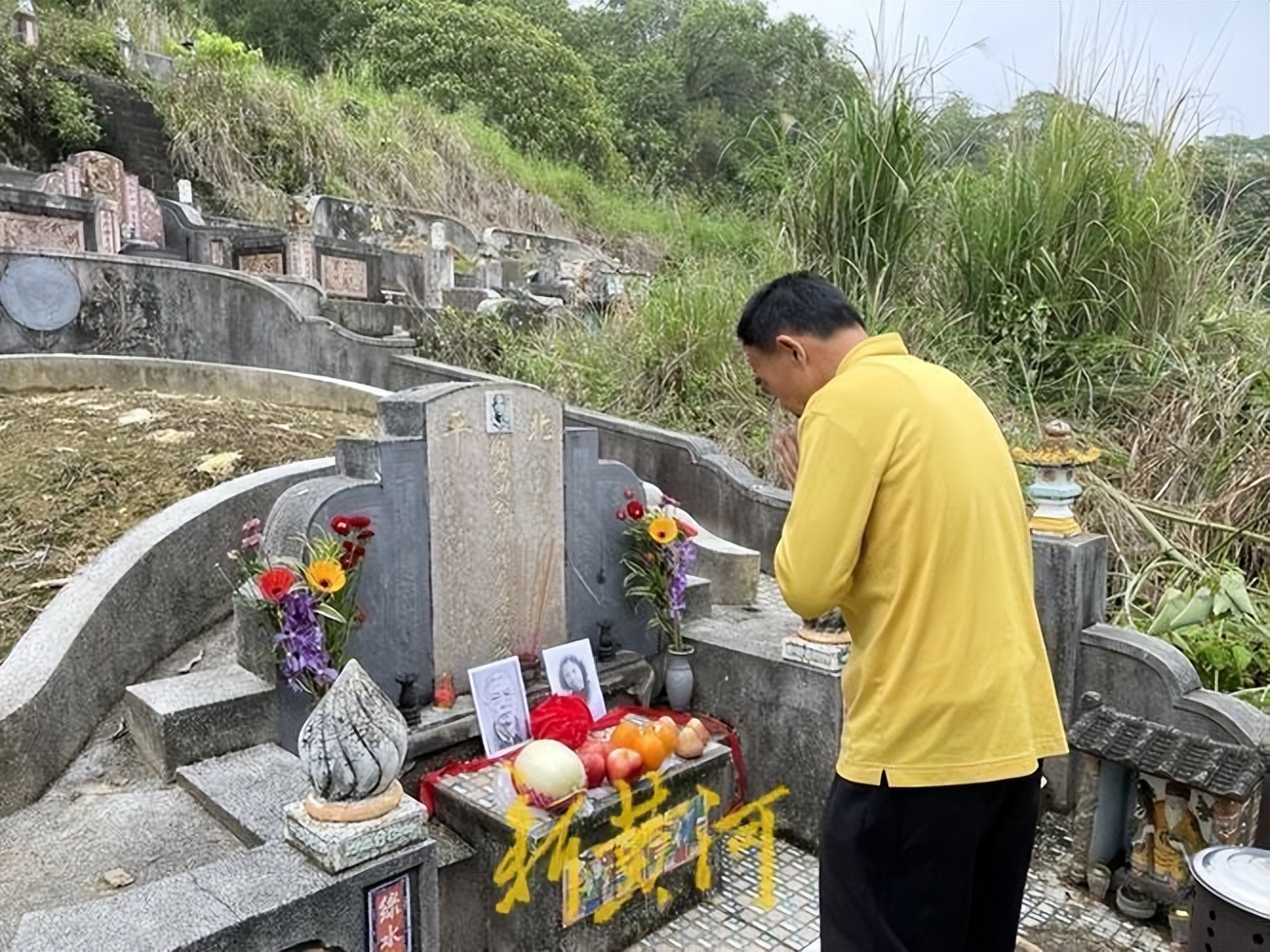 台湾“灵魂摆渡人”，20年间自费送200位老兵回家，感动海峡两岸