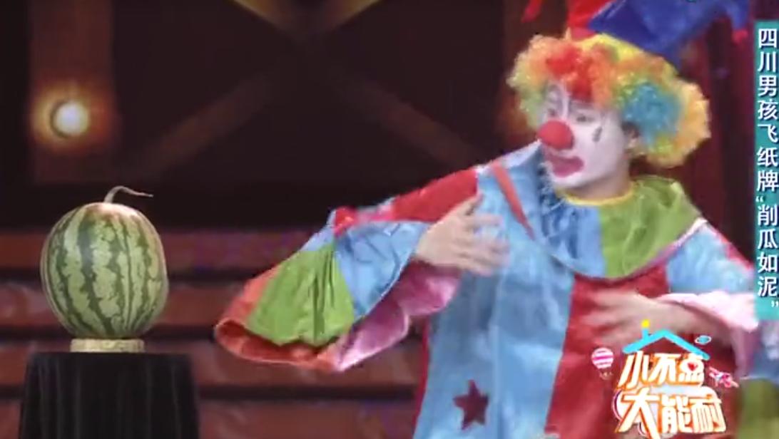 扑克牌真的能插进木板里吗,小孩扑克牌打穿木板