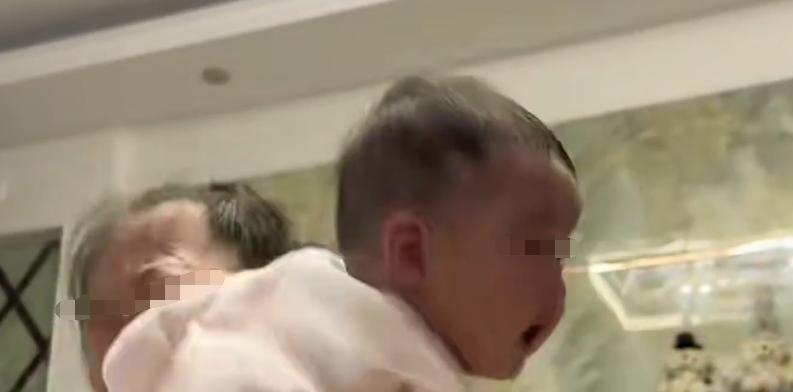 妹妹大哭不止视频,妹妹嚎啕大哭姐姐毫无知觉