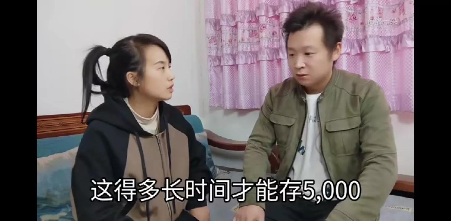 一朵在家里沙发后发现五千元，这次朵错怪奇，是奇妈昨天偷放的