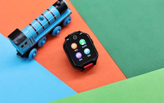 华为儿童手表5XPro深度体验：可翻转、可摘取屏幕，玩法更有趣