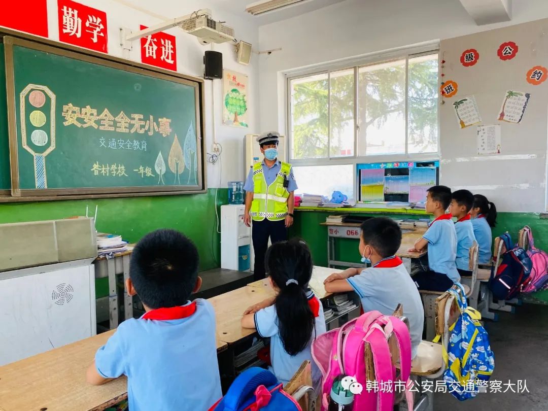 韩城公安交警宣传交通安全,交警大队开展送头盔交通安全宣传