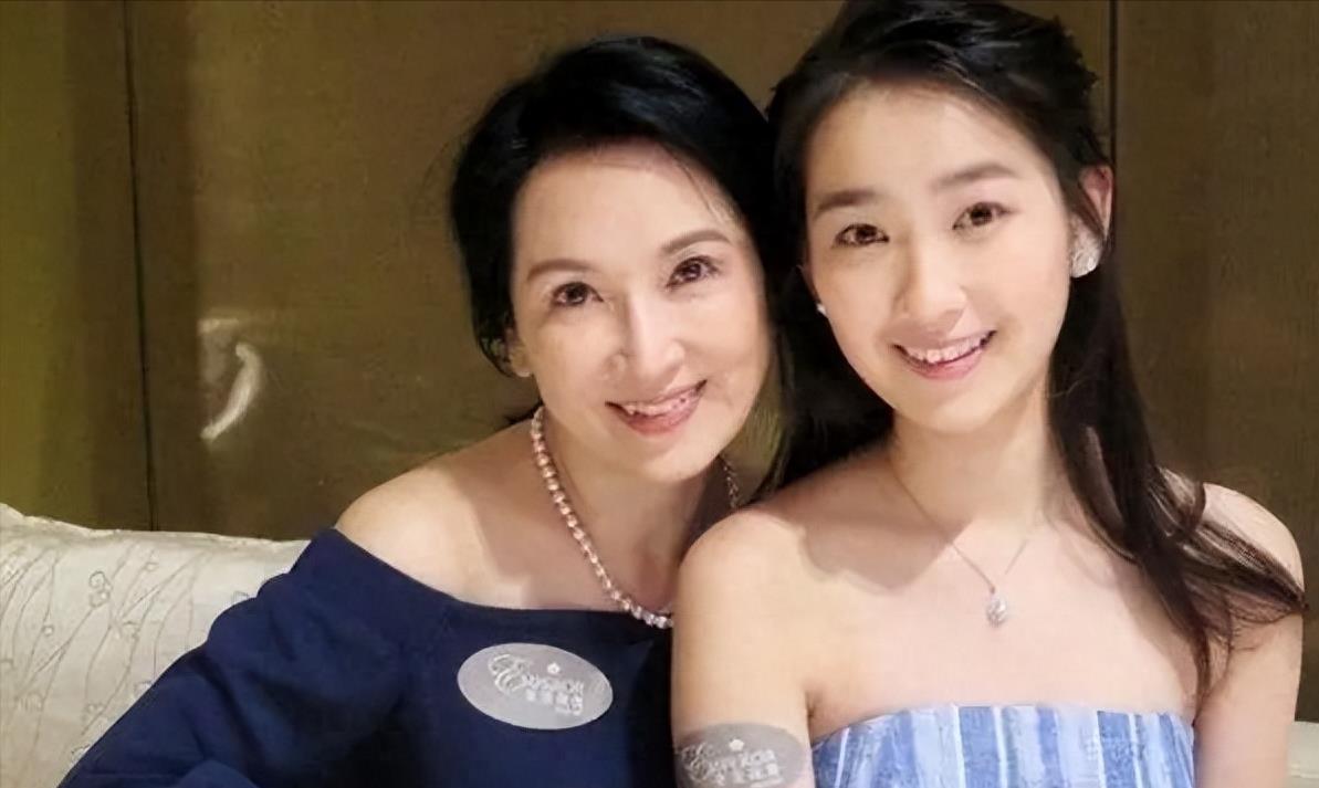 10岁全裸出镜，20岁声称自己仍是处女，“美国舒淇”的裸照风波