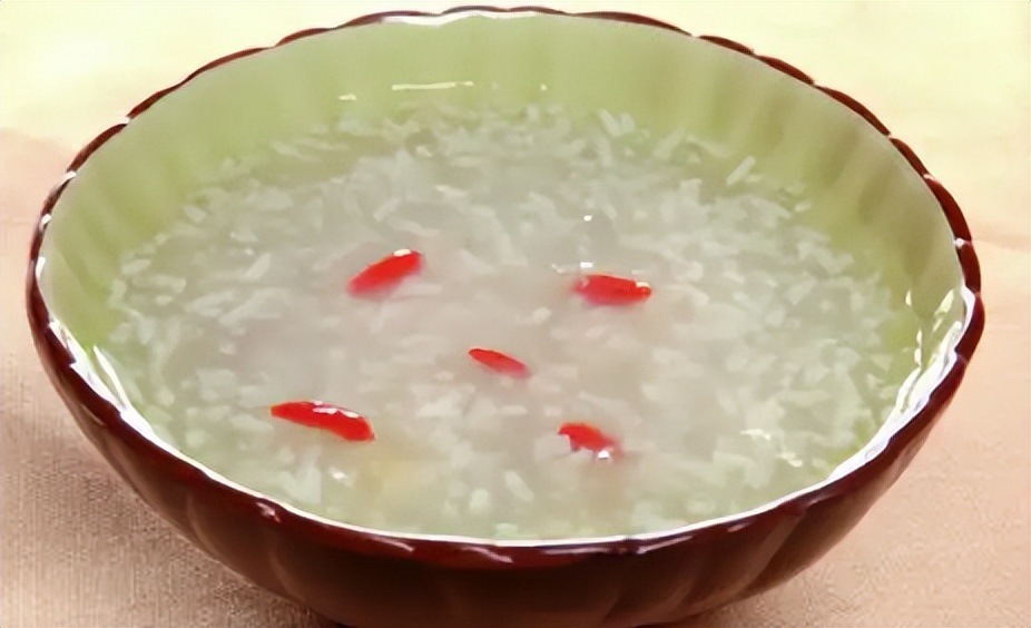 小伙子养猪年收入2000万,农村人靠养猪发家致富