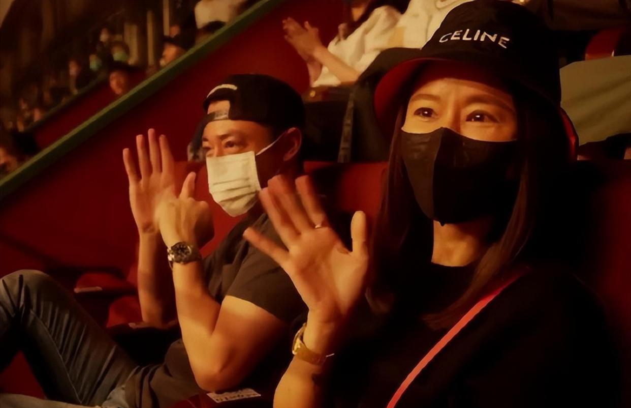 霍建华林心如带女儿海边游玩,林心如日本旅游视频