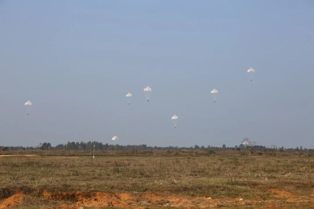 姹跺窛璺充紴15鍕囧＋绁炲叺澶╅檷,绁炲叺澶╅檷璺充紴