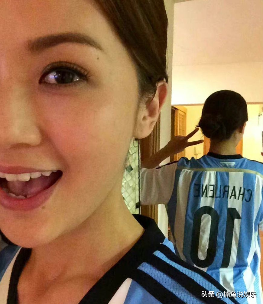 梅西单手高举世界杯奖杯,阿sa签名照片