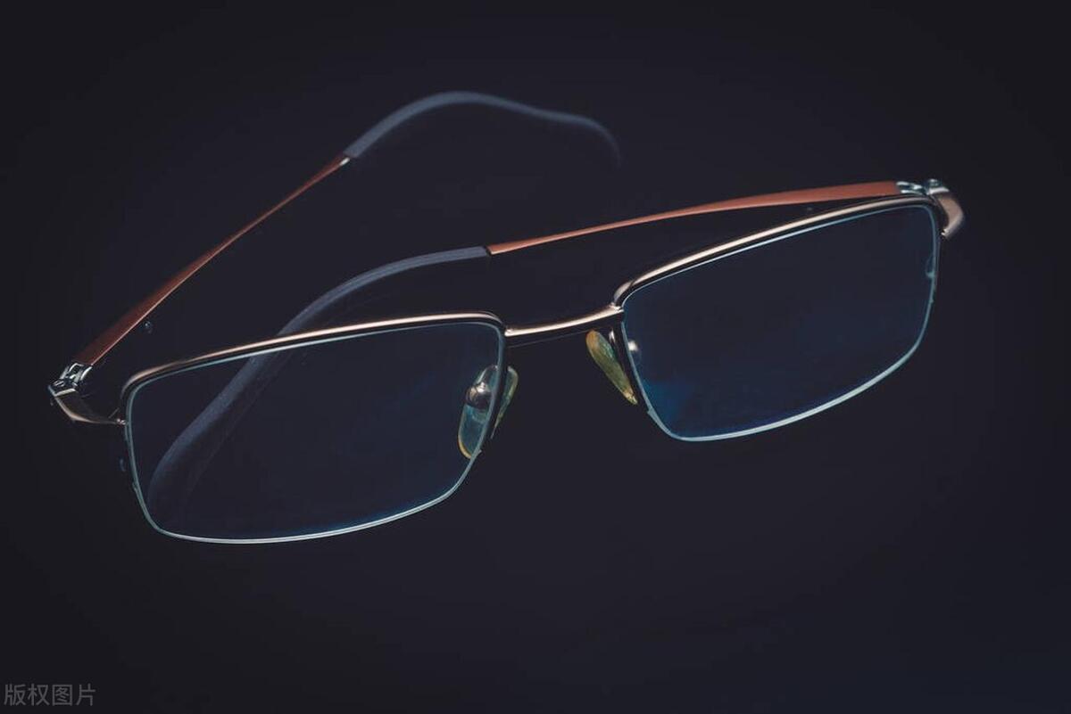 因为疫情影响被裁员，为了生存选择开起眼镜店，1年就赚了50万