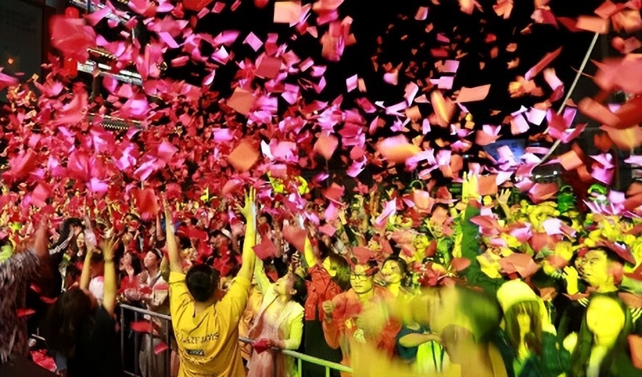 韩国梨泰院*踏事踩**件，154人遇难：别怕落伍错过一场热闹