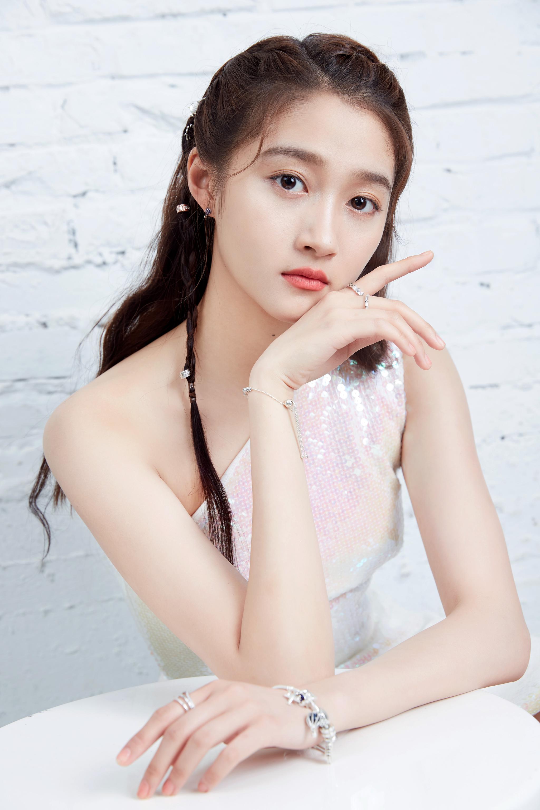 杨紫进入90后十大富豪排名吗,中国最漂亮的女明星杨紫在第几名