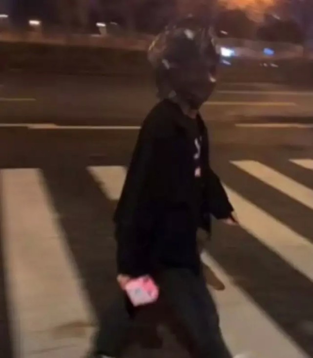 男孩给女孩买卫生巾搞笑视频,男生帮女生买卫生巾爆笑视频