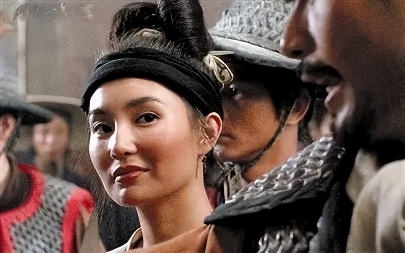 事实证明，独居贫民区、不婚无子的张曼玉，已经走上了另一条大路