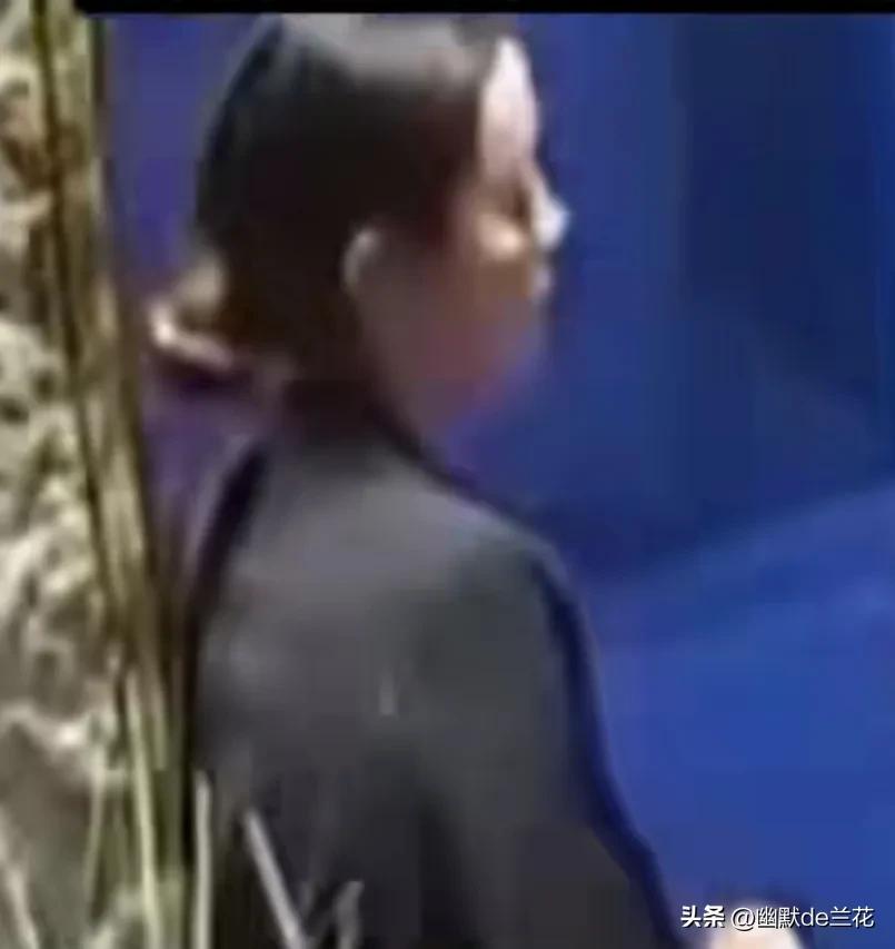 你不要碰我！女子上班的时候被醉酒男子袭胸，吓得浑身发抖