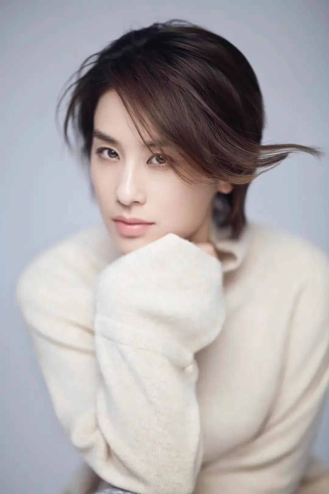 黄圣依：给赵本山下跪，和宋小宝拍吻戏，隐婚8年才被公开身份