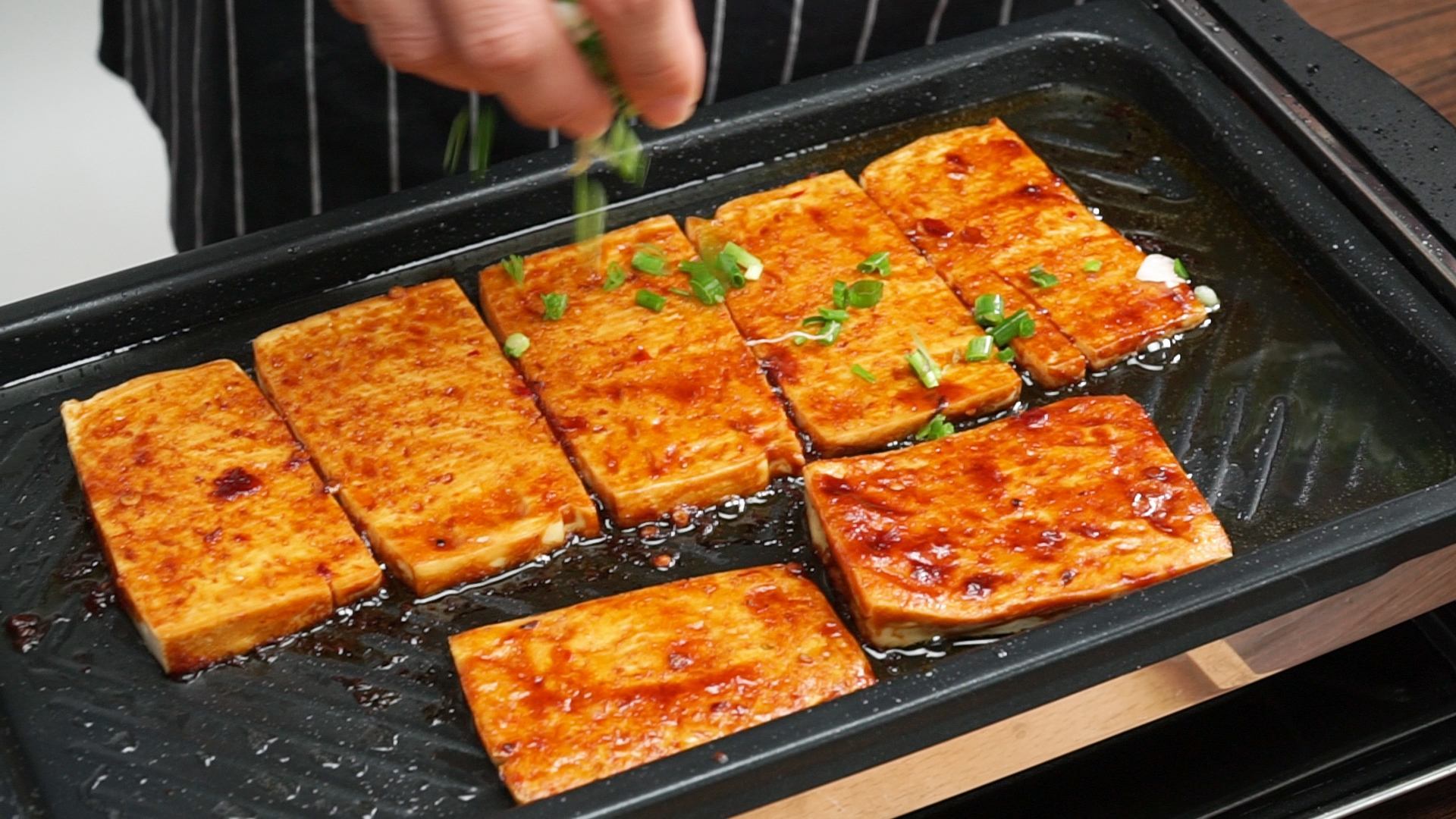 义乌夫妻俩摆摊日赚9000,夫妻夜市摆摊日入9000元义乌