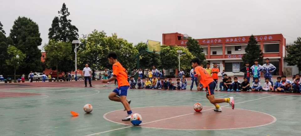篮球场上练足球！水城这所小学有90多支足球队孩子们5年踢得6个市级比赛NO.1