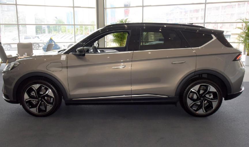 同为20W+纯电车，极狐这款车空间比天际ME7更宽敞，续航还更强