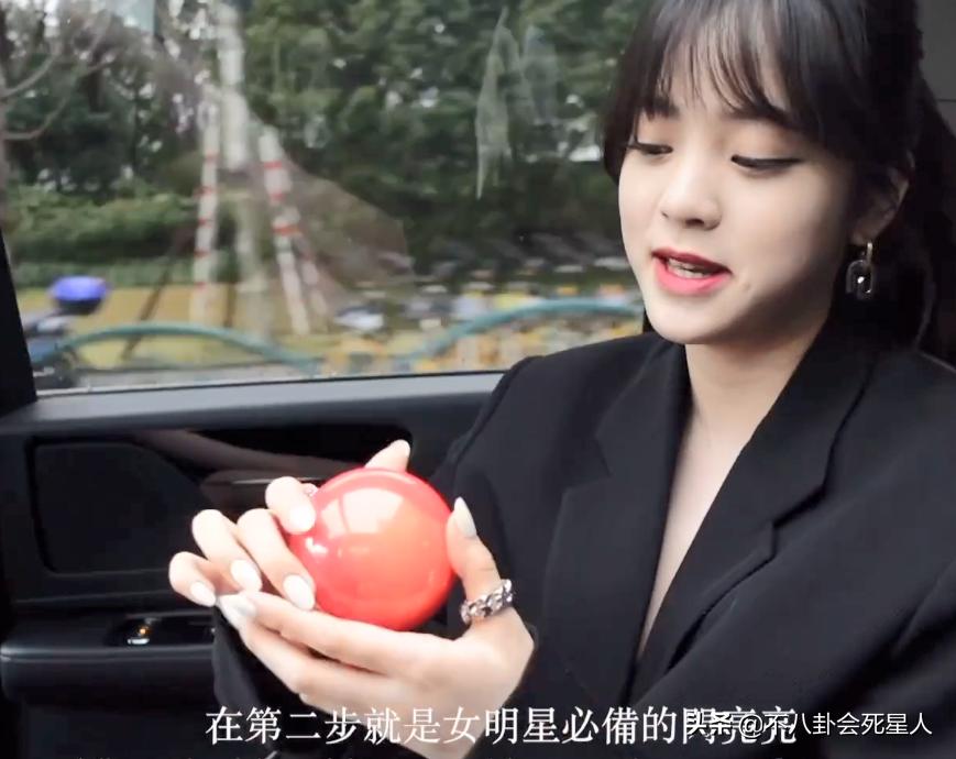 冬天走红毯穿得厚的女明星,女明星走红毯的穿着