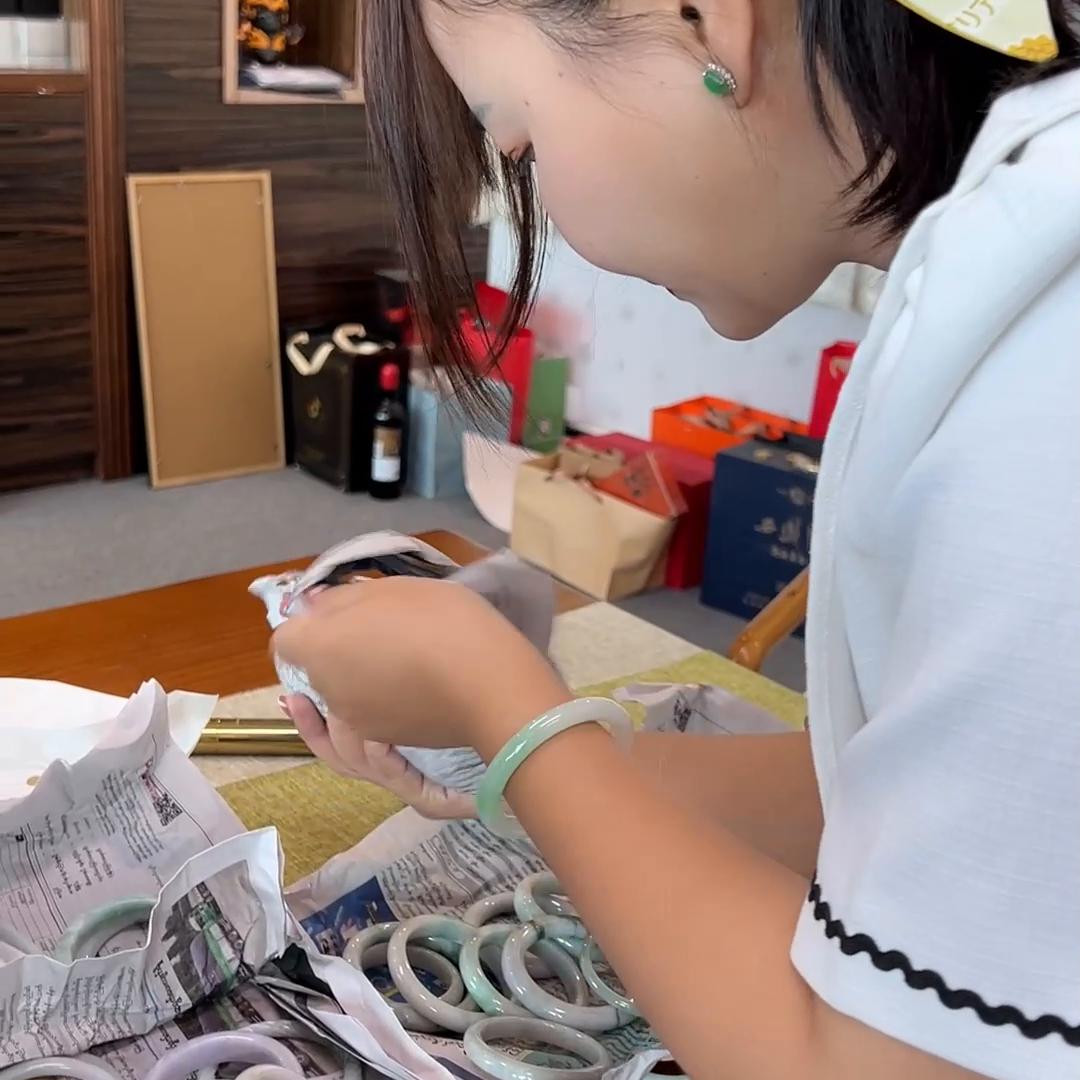 缅甸翡翠手镯东哥,抖音缅甸翡翠盲盒