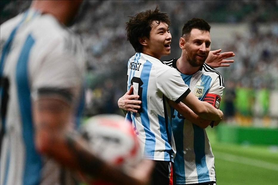 足球球迷疯狂举动,足球场上疯狂的球迷