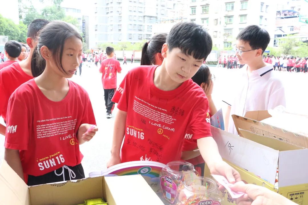 万二小举行2016级毕业典礼暨毕业班综合素质拓展活动