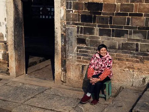 荒草地惊现女尸完整版,荒地惊现女尸扒开淤泥后惊呆众人