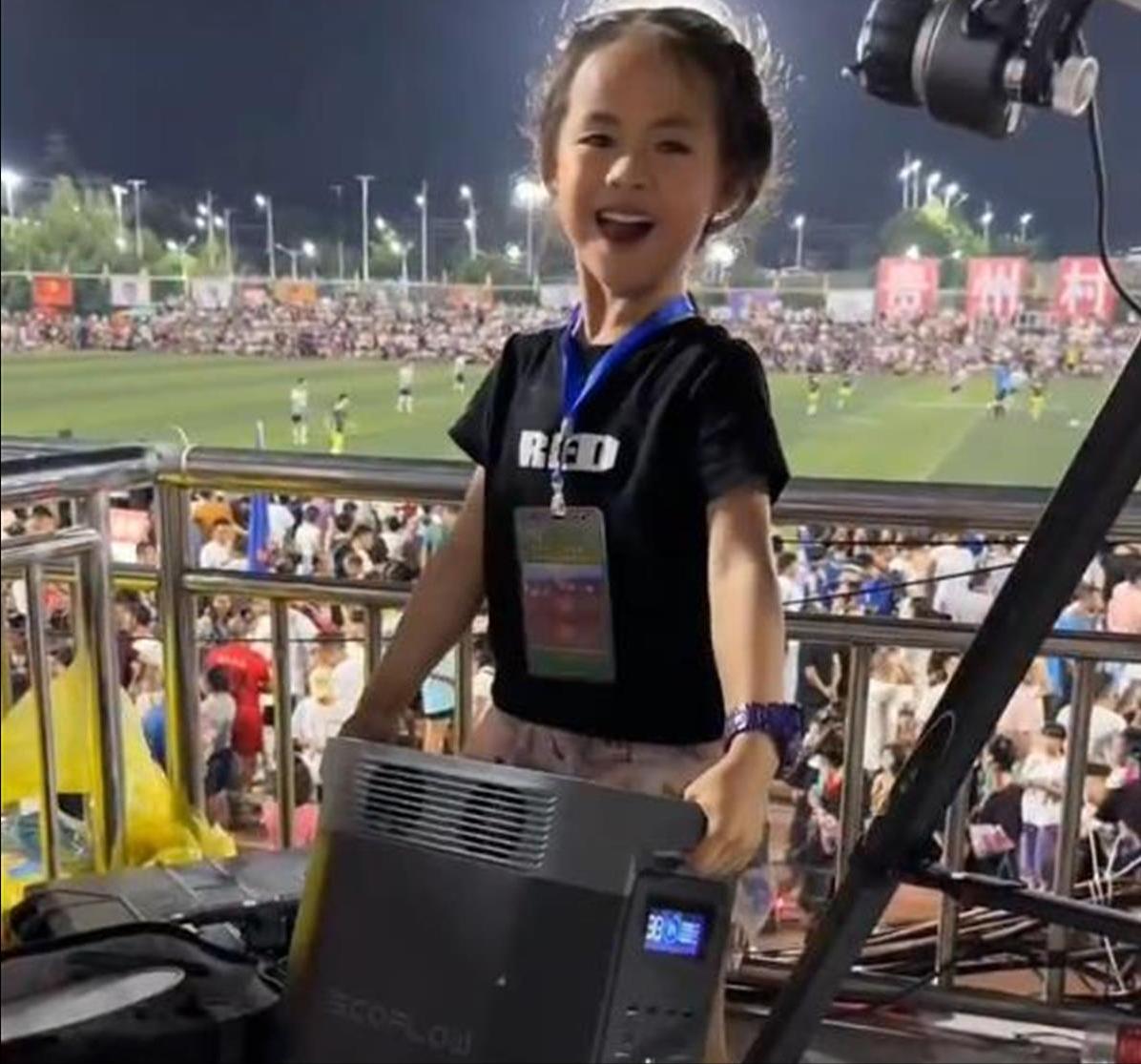 村超小摄影师是哪里人,村超5岁摄影师