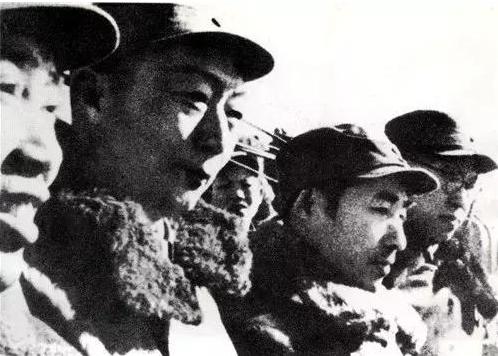 1949年,解放军一师长去北京饭店谈公务,往柜台一看:那是个特务