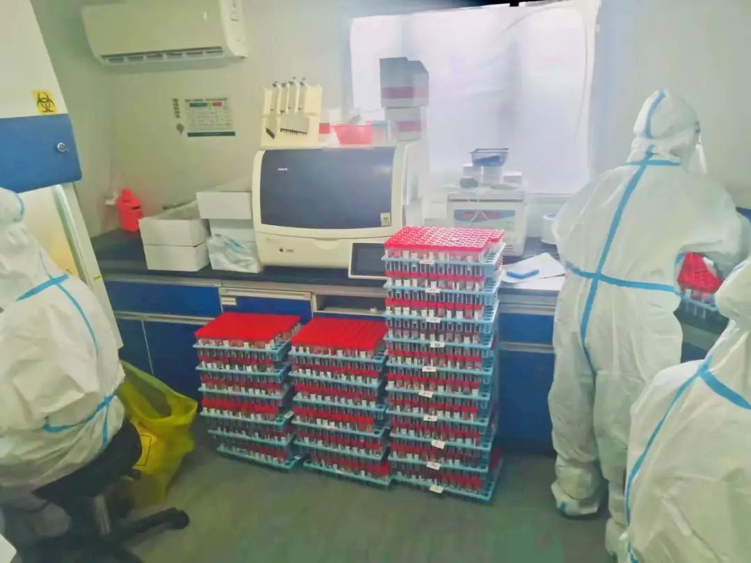 防疫第一线亮丽风景线,医护人员防疫最美背影