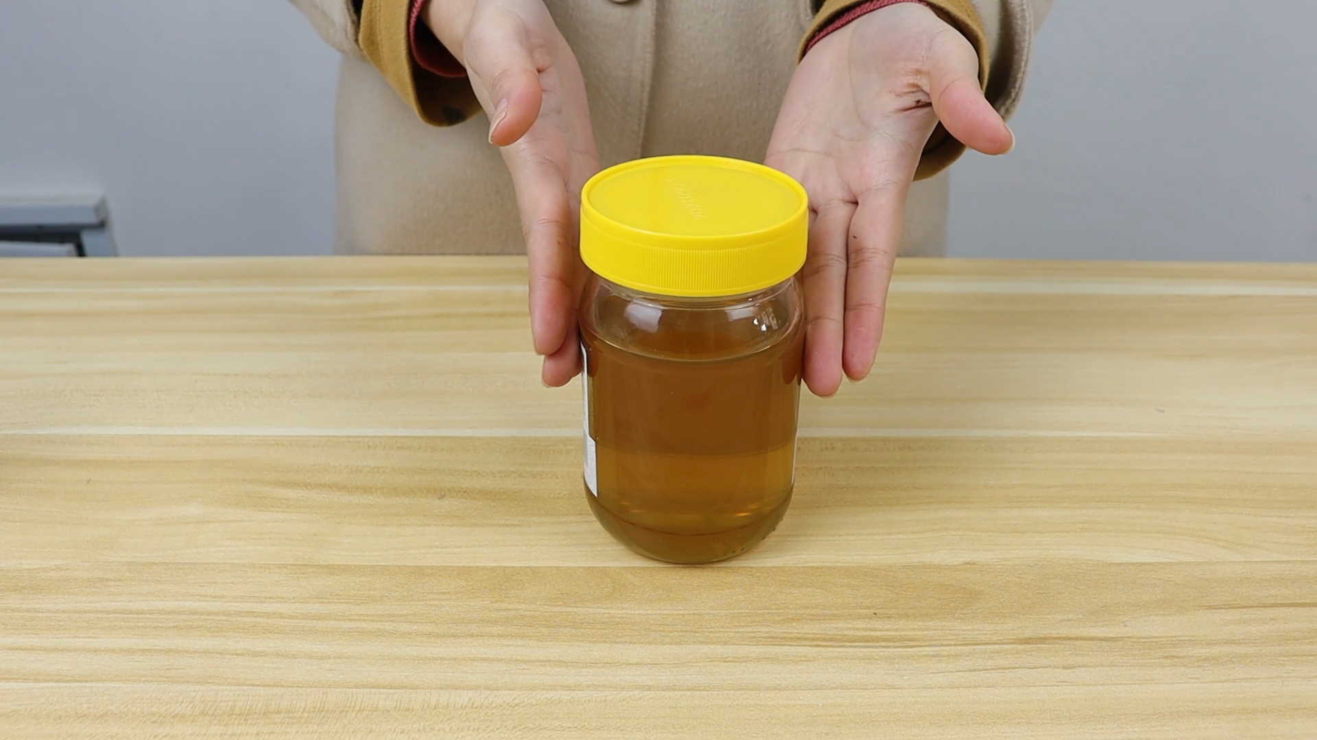 用火烤蜂蜜能看出真假,在养蜂人手里买蜂蜜会不会有假