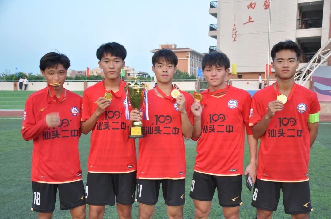 校园足球|汕头市第二中学黄鑫跃、郑铠敏：只有团队的赢才是赢