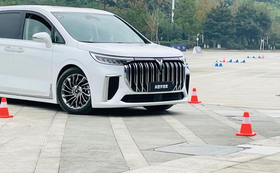 24款岚图梦想家mpv试驾,全球首款新能源mpv岚图梦想家